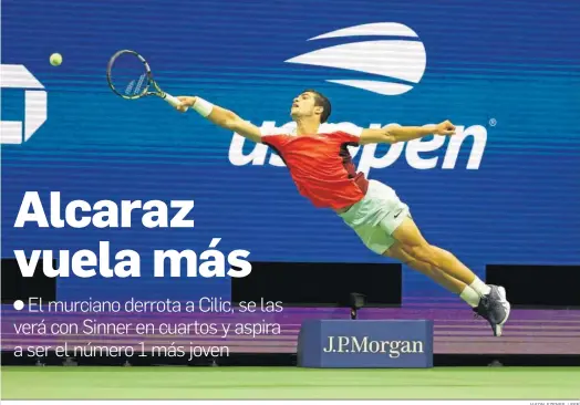  ?? JASON SZENES / EFE ?? Carlos Alcaraz se estira en un gran salto para alcanzar una complicada bola ante Marin Cilic.