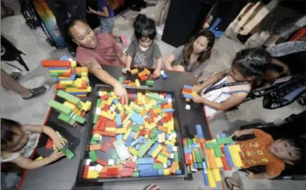  ?? NEW YORK TIMES FILE PHOTO ?? Children play with Lego at the company’s booth at the Comic-Con Internatio­nal in San Diego in July.