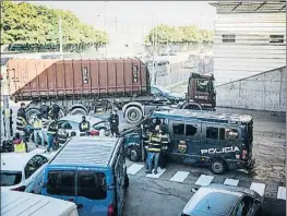  ?? LLIBERT TEIXIDÓ / ARXIU ?? Policies nacionals a la incinerado­ra de Sant Adrià el 26 d’octubre