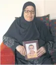  ?? REUTERS ?? Mahmoud Abu Zeid’s mother holds a picture of her detained son.