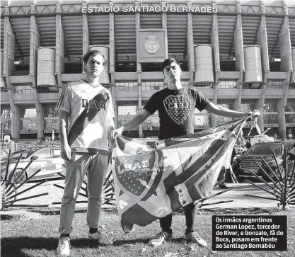  ?? Javier Barbancho/reuters ?? Os irmãos argentinos German Lopez, torcedor do River, e Gonzalo, fã do Boca, posam em frente ao Santiago Bernabéu