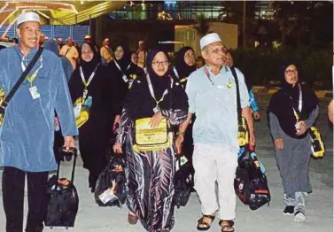  ??  ?? Pilgrims arriving in Madinah yesterday.