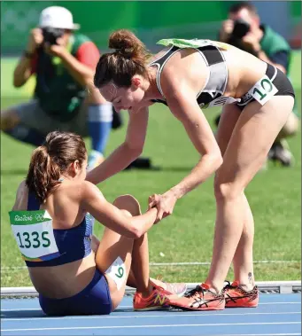  ??  ?? vänskaP öveR gRänseRna. USA:s Abbey D’Agostino hjälpte upp Nikki Hamblin från Nya Zeeland efter att duon gått omkull i kvalheatet på 5 000 meter.