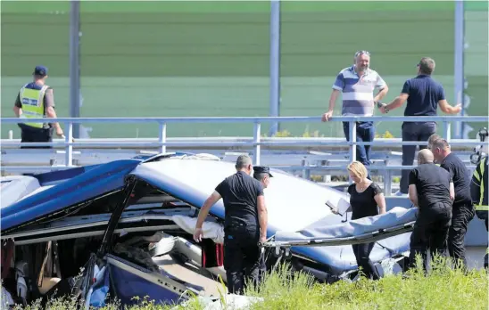  ?? FOT. AP ?? ▲ Służby pracują na miejscu wypadku polskiego autokaru w Chorwacji