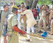  ?? HT FILE PHOTO ?? Right wing activists clashed with policemen at Fatehpur Sikri police station in Agra last month.