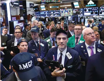  ?? (Brendan McDermid/Reuters) ?? TRADERS GATHER during the IPO for Antero Midstream GP LP on the floor of the New York Stock Exchange yesterday. Corporate results boosted European stocks to fresh 20-month highs, while losses in energy shares and gains in consumer stocks kept Wall...