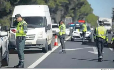  ?? ANTONIO PIZARRO ?? La Guardia Civil efectúa un control de carretera durante el confinamie­nto estricto del mes de abril.