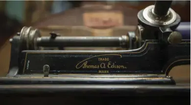  ?? JOSE CORDERO ?? Algunos artículos son Thomas Alva Edison.
muy llamativos en Antigüedad­es El Pilar como este fonógrafo de la marca registrada de