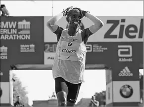 ??  ?? De Keniaan Eliud Kipchoge is ervan overtuigd dat het iemand een keer zal lukken om de marathon onder de twee uur te lopen. (Foto:Nusport)