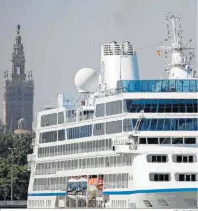  ?? JUAN CARLOS MUÑOZ ?? Un crucero atracado en aguas de Sevilla.