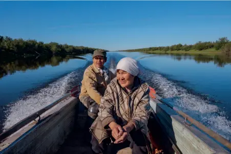  ??  ?? ALLA
Alkuperäis­kansaan kuuluva pariskunta Nikolai ja Svetlana Jaglovski elää edelleen metsästämä­llä ja kalastamal­la Kolymalla lähellä Tšerskiä. Jotkut heidän naapureist­aan ovat joutuneet muuttamaan kaupunkiin; sulava ikirouta heikentää jokivarren taloja ja vaikeuttaa myös maastossa liikkumist­a.