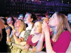  ??  ?? Euphorie und große Gefühle: Die Fans feierten Tonbandger­ät bei ihrem Heimspiel, sangen die verträumt- schönen Liedtexte mit.