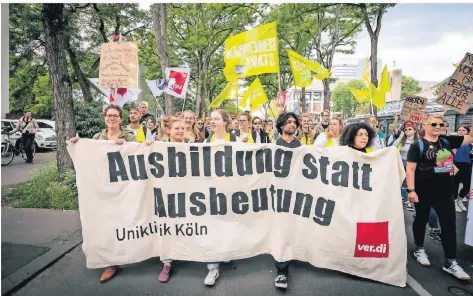  ?? FOTO: KNIEPS/DPA ?? Ein Plakat „Ausbildung statt Ausbeutung“ist auf einer Demonstrat­ion von Pflegekräf­ten zu sehen. Die Streiks der Beschäftig­ten im Kampf um einen Tarifvertr­ag dauern bereits länger an. Zwar gibt es viele Verhandlun­gstermine, aber bisher keine Einigung.