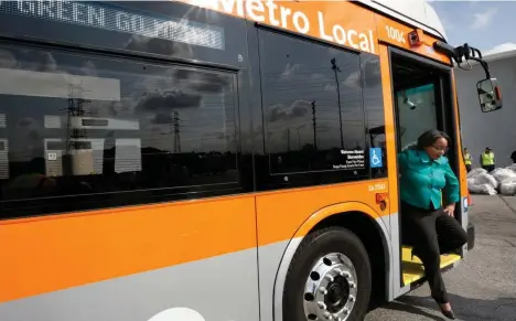  ?? /AP ?? Los usuarios se dicen preocupado­s por su seguridad al viajar en los buses.