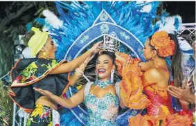  ?? Cortesía ?? La reina del Carnaval coronó a cada una de las candidatas.|