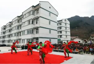  ??  ?? 宁陕县四亩地安置社区­内群众庆祝搬迁新居。