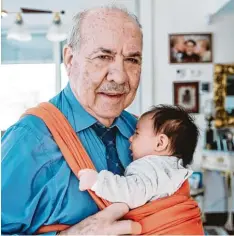  ?? Foto: Gemma Ferrando, dpa ?? Großväter nutzen heute weit mehr als früher die Chance, sich um ihre Enkel zu küm mern.