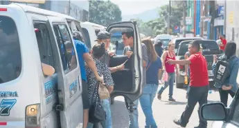  ??  ?? QUEJAS. El IHTT recibe diez denuncias a diario de usuarios afectados por cobros de pasajes.