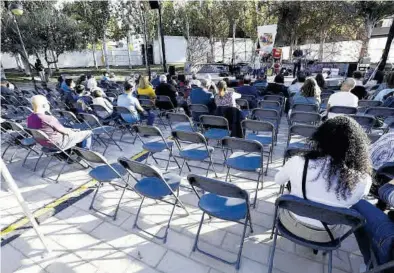  ?? JAIME GALINDO ?? El escenario del Jardín de Tosos, ayer, con multitud de sillas vacías.