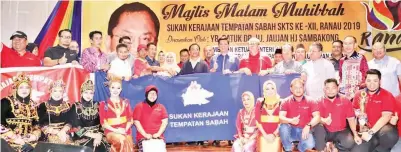  ??  ?? JAUJAN (tengah) menyampaik­an bendera kejohanan kepada wakil Zon 8 selaku tuan rumah SKTS ke-13 pada 2021.