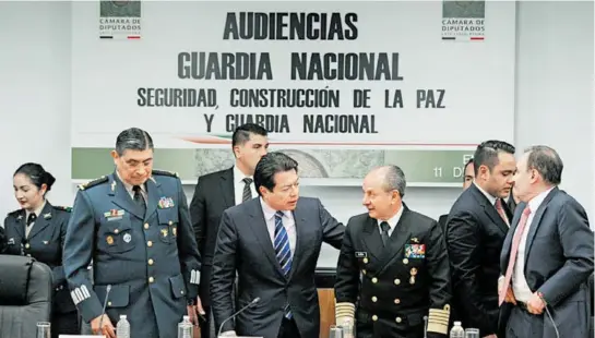  ?? MAURICIO HUIZAR ?? Alfonso Durazo, titular de Seguridad Pública, y Luis Cresencio Sandoval, secretario de la Defensa Nacional, durante el anuncio oficial/
