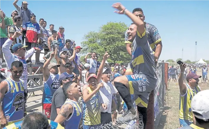  ?? GABRIEL PECOT ?? Dale campeón. San Cayetano, de Rafael Castillo, celebra el pase a la final. Son 21 amigos que se repartiero­n los 500 mil pesos que ganaron entre el premio y las apuestas.