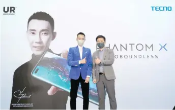  ?? ?? Zheng (right) and Lee show thumbs-up as they pose for the camera at the launch of TECNO’s PHANTOM X.