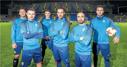  ?? VILLARREAL CF ?? Entre Bonera, Rukavina, Marín, Mario, Costa y Víctor Ruiz (de izquierda a derecha), junto al recuperado Álvaro, saldrá el muro defensivo amarillo en Astaná.