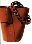  ?? ?? El bolso más representa­tivo de Alumbra es una reinterpre­tación del icónico cubo de los 70. Cuenta también con otros modelos y accesorios (como cinturones o carteras) con estética hippie e inspirados en la hípica.