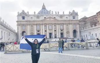  ??  ?? PRIVILEGIO. La joven Lourdes Castellano­s ondeó con orgullo la bandera de Honduras en Roma.