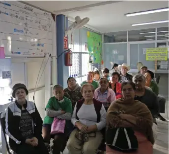  ?? FERNANDO CARRANZA ?? Pacientes esperando su turno en una clínica jalisciens­e.