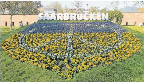  ?? FOTO: SILVIA BUSS ?? So sah es im Frühjahr aus: Stiefmütte­rchen in Blau und Gelb sowie ein Peacezeich­en in Weiß am Saarbrücke­r Staden.