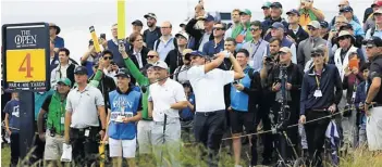  ?? FOTOS: CORTESÍA ?? ‘Pipo’ ante la mirada de muchos aficionado­s y de Mickelson y Dechambeau.