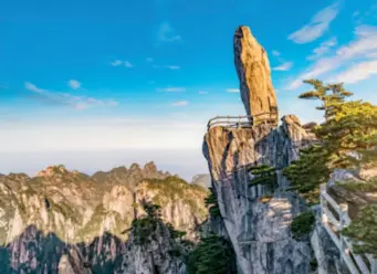  ??  ?? The Flying Stone on the Huangshan Mountain