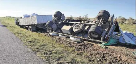  ??  ?? EN RUTA 14. El camión cargado con bolsas de granos contra el cual chocó el auto en que viajaban cuatro militares. Uno falleció.