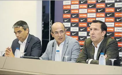  ?? FOTO: PEP MORATA ?? Nacho Rodríguez, a la derecha, junto al directivo Joan Bladé y el director de deportes profesiona­les Albert Soler