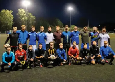  ?? FOTO: JOAKIM SALMELID ?? Muntre fotballspi­llere i Kristiansa­ndkamerate­ne. Bak fra venstre: Halvard Underdal, Øivind Rogstad, Ruben Langåker, Daniel Brautaset, Bernardas Sivilevici­us, Jørgen Knutsen, Kristian Frestad, Runar Hollekim, Anders Arntzen Tharaldsen, Johan Patrick Bredesen og Andreas Husveg. Foran fra venstre: Ole Gunnar Hegle, Arnulv Brekke Salte, Samuel Steinberg, Eirik Almås, Stig Marius Haugland, Jakob Songe, Adrian Leine, Benjamin Svendsen, Sigurd Mygland Nes og Andreas Lo Kvaern.