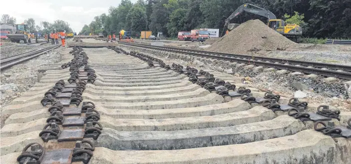  ?? FOTOS: STEFAN FUCHS ?? Betonschwe­llen, gestapelt am Türkheimer Bahnhof: Hier werden Gleise erneuert, Oberleitun­gsmasten aufgericht­et und eine Unterführu­ng gebaut. Auf der Strecke fährt monatelang kein Zug.