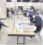  ??  ?? Trabajador­es electorale­s verificaro­n votos en Milwaukee./AP