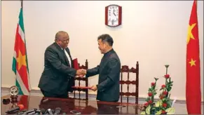  ??  ?? Minister Gillmore Hoefdraad van Financiën (l) en de Chinese ambassadeu­r Zhang Jinxiong felicitere­n elkaar na de onderteken­ing van de twee raamwerkov­ereenkomst­en op donderdag. China heeft Suriname USD 15 miljoen geschonken ter financieri­ng van zijn...
