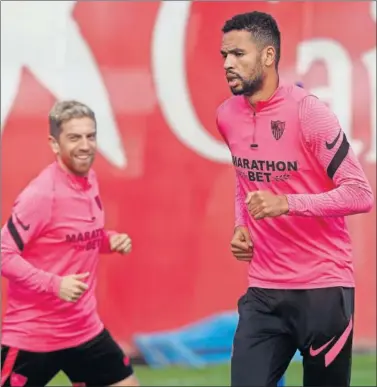  ??  ?? Papu Gómez y En Nesyri, durante un entrenamie­nto con el Sevilla.