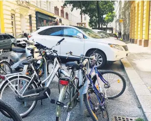  ?? Fotos: Nana Siebert ?? Überfüllte Radabstell­plätze in Wien – in vielen Bezirken ist das sichere Abstellen von Fahrrädern vor allem im Sommer ein Problem.