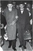  ?? ARCHIVFOTO: WERNER STUHLER ?? Albert Schweitzer (rechts) hat die Nobelpreis­trägertagu­ng in Lindau 1954 besucht. Der damalige Oberbürger­meister Walther Frisch begrüßte den Gast und führte ihn ins Hotel.