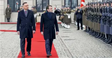  ?? (© Jakub Szymczuk/KPRP) ?? Photo ci-dessus :
Après une période de brouille intense entre la France et la Pologne, le président Emmanuel Macron est reçu à Varsovie, le 3 février 2020, par son homologue polonais Andrzej Duda, dans le souci affiché d’aplanir ces différends. Avec la sortie du Royaume
Uni de l’UE et le départ annoncé d’Angela Merkel en Allemagne, Paris cherche de nouveaux soutiens dans l’Union européenne. Or, la Pologne commence à se dire intéressée pour approfondi­r la constructi­on de la défense européenne au côté de la France, estimant, selon les mots du président polonais « que son rôle va augmenter dans cette nouvelle Europe post- Brexit ».