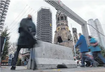  ?? FOTO: DPA ?? Schwere Betonsperr­en an den Eingängen zum Weihnachts­markt an der Gedächtnis­kirche in Berlin.