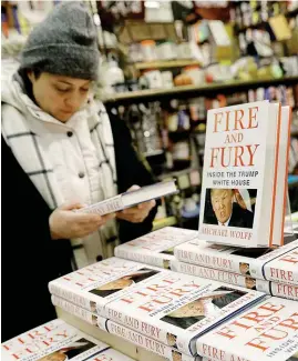  ??  ?? ÉXITO . En las librerías de Estados Unidos los ejemplares de Fuego y Furia de Michael Wolff tienen grandes ventas.