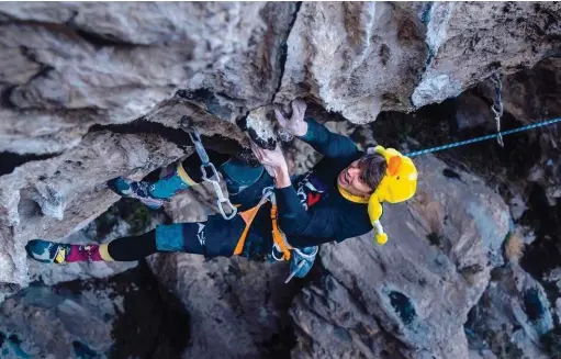  ??  ?? Ci-dessous : Pierre Le Cerf a sorti sa plus belle tenue dans “La croisée des chemins” (8b) au Trou du Diable.
Page de droite : Pierre Le Cerf dans WRC, sa dernière victime en 9a sur la falaise de Castillon.