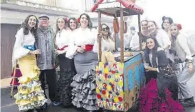  ?? ?? El desfile de carrozas por las calles de Malpartida de Cáceres.