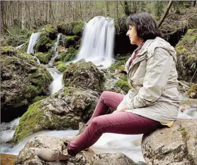  ??  ?? Der Wasserfall wurde für Gudrun Hammer ein Kraftplatz. Oben links: mit Mann Heinz.