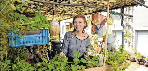  ?? Fotos: Bernd Hohlen ?? Clara Tengler hat ihren Hof mit einfachen Mitteln begrünt. Kapuzinerk­resse wächst in einer Gemüsekist­e, Kräuter gedeihen im selbst gebauten Holzkasten, Erdbeeren in Flaschen an der Hauswand.